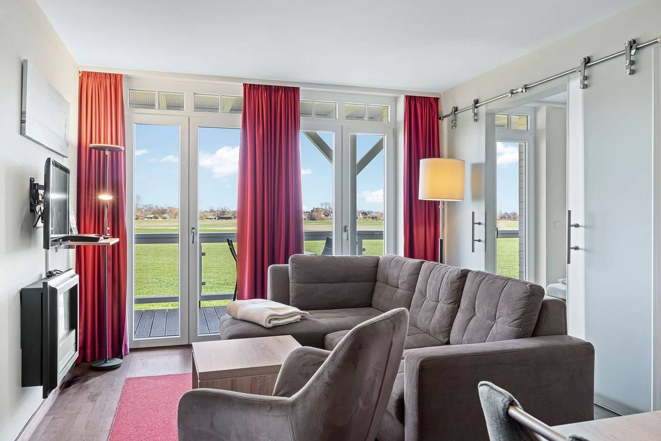 Ganze Wohnung, Strandnahe Ferienwohnung mit Sauna, tollem Balkon mit Strandkorb und Landblick in Wremen, Cuxland