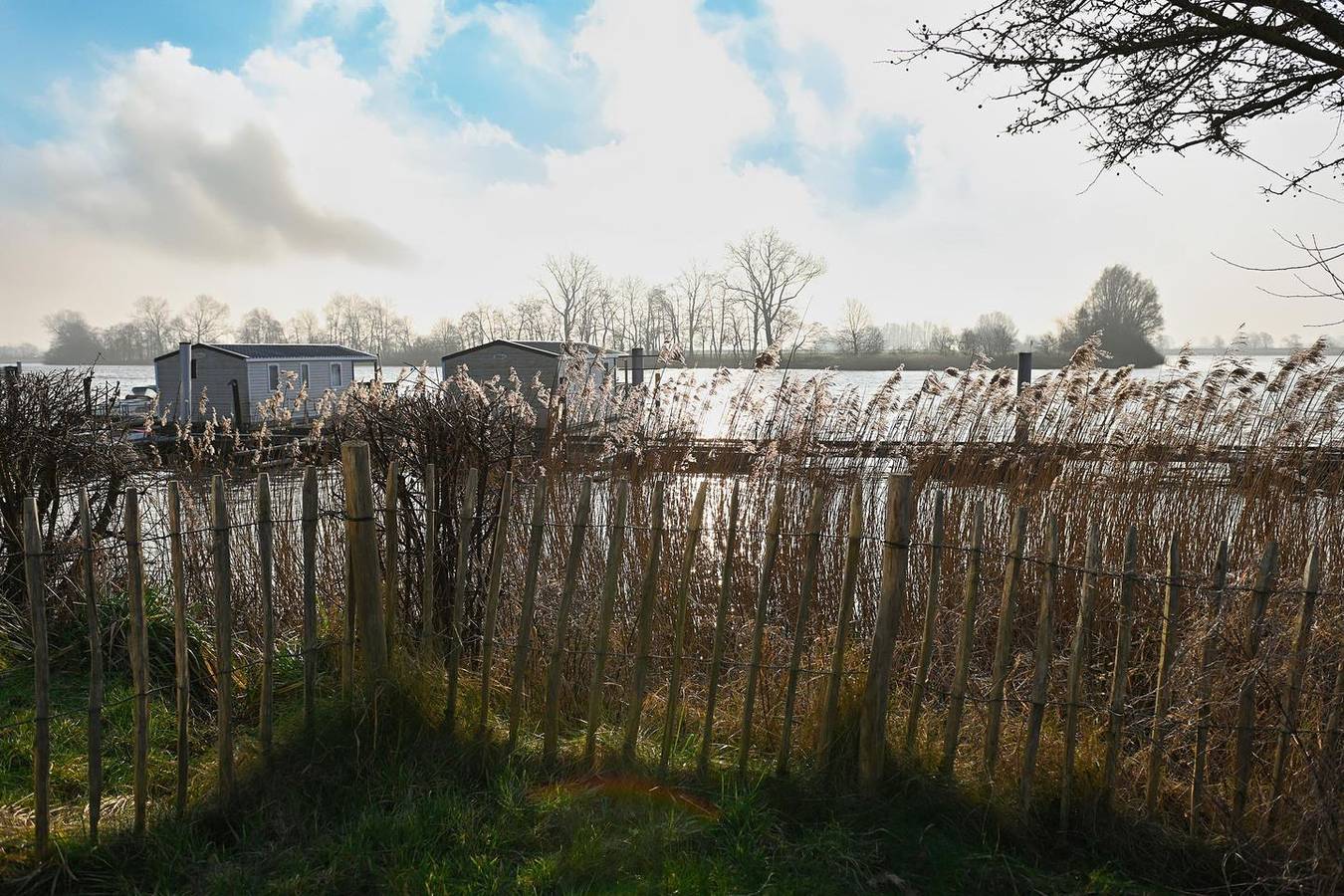 Hausboot 2 an der Eider – Dein schwimmendes Mini-Ferienhaus mit Flussblick in Süderstapel, Eider-Treene-Sorge