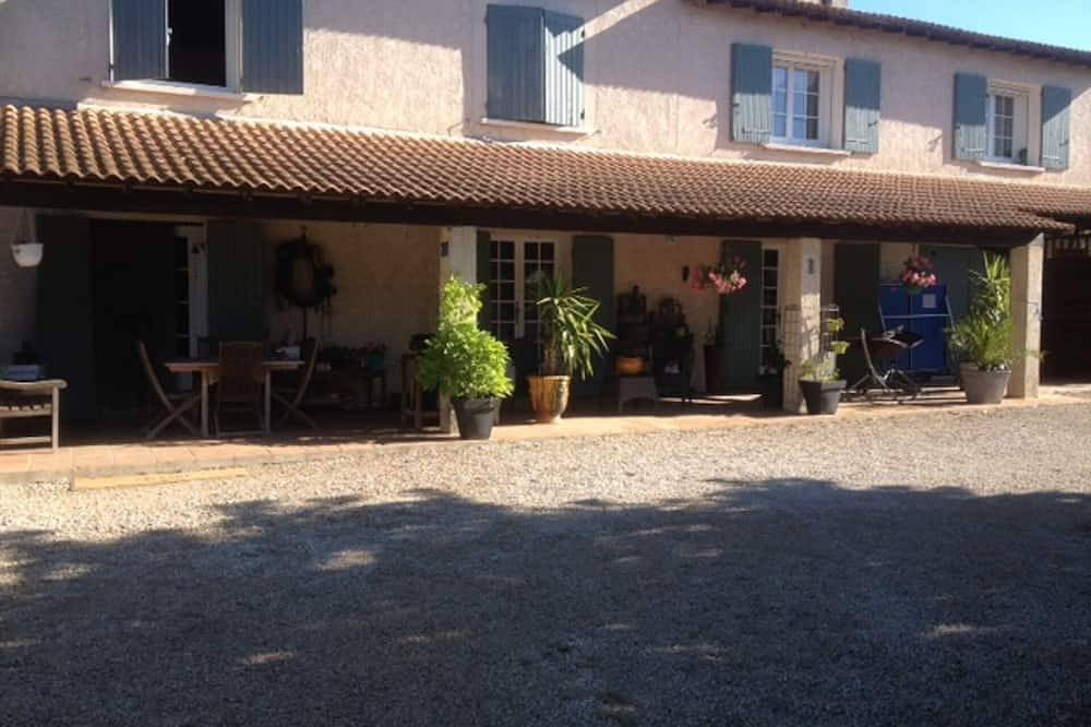 Agriturismo pour 4 Personnes dans Arles, Parc naturel régional de Camargue