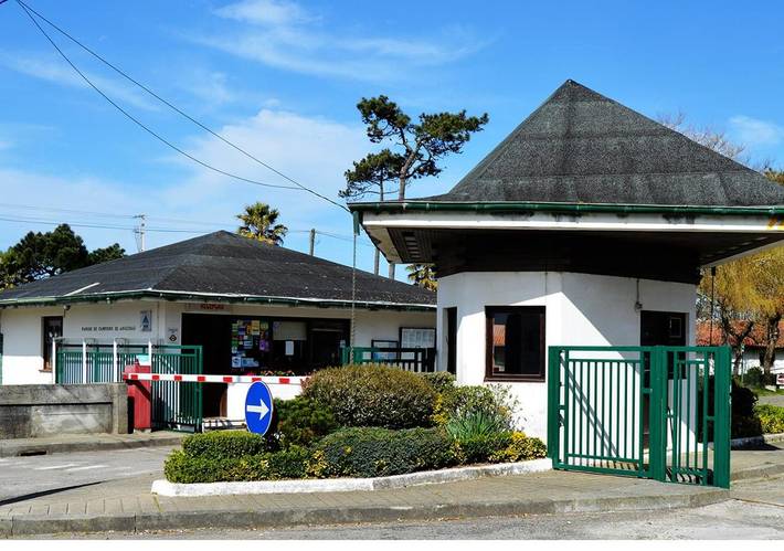 Location de vacances pour 10 personnes, avec jardin ainsi que bassin pour enfant et piscine dans Angeiras - 2