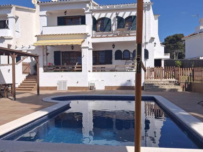Chalet para 8 personas, con vistas además de piscina y jardín en Cunit