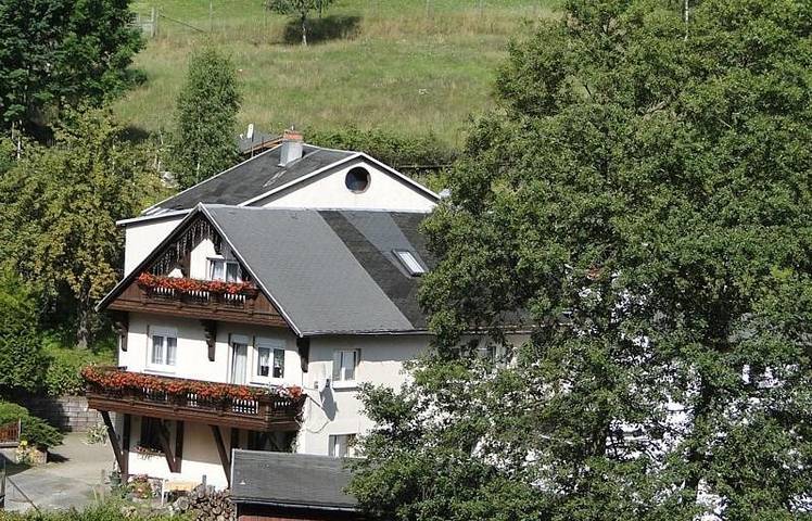 Ferienwohnung für 5 Personen, mit Terrasse und Garten sowie Ausblick in Schwarzatal