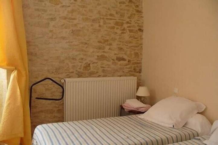 Gîte pour 6 personnes, avec terrasse ainsi que jardin et piscine à Thonac - 3