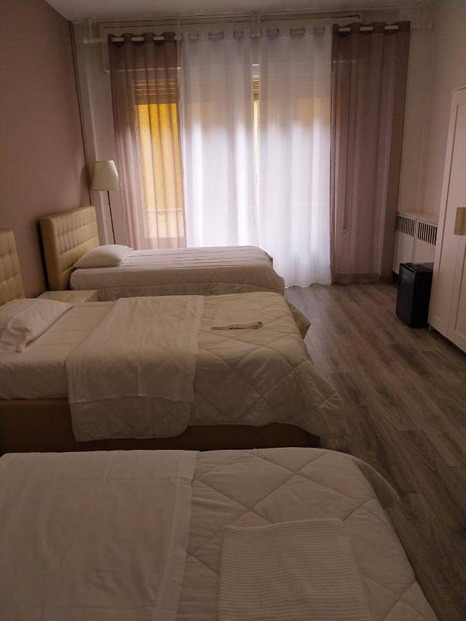 Basic Triple Room with Shared Bathroom in Bologne, Province de Bologne