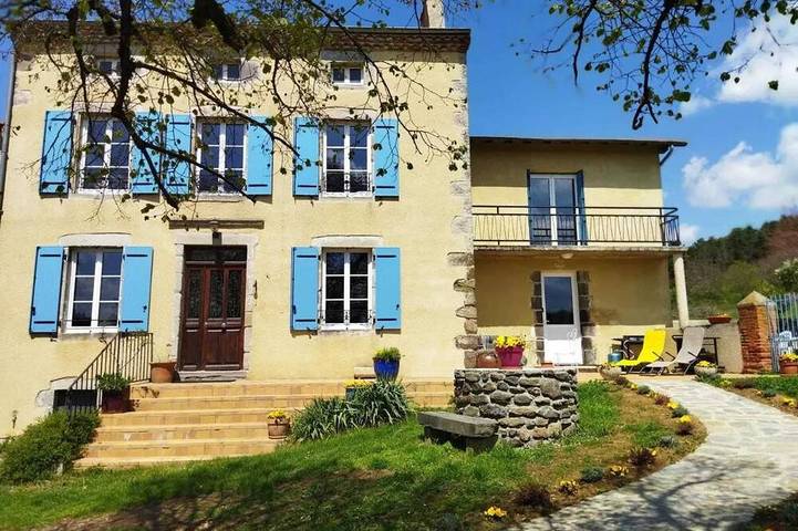 Location de vacances pour 14 personnes, avec jardin à Domeyrat