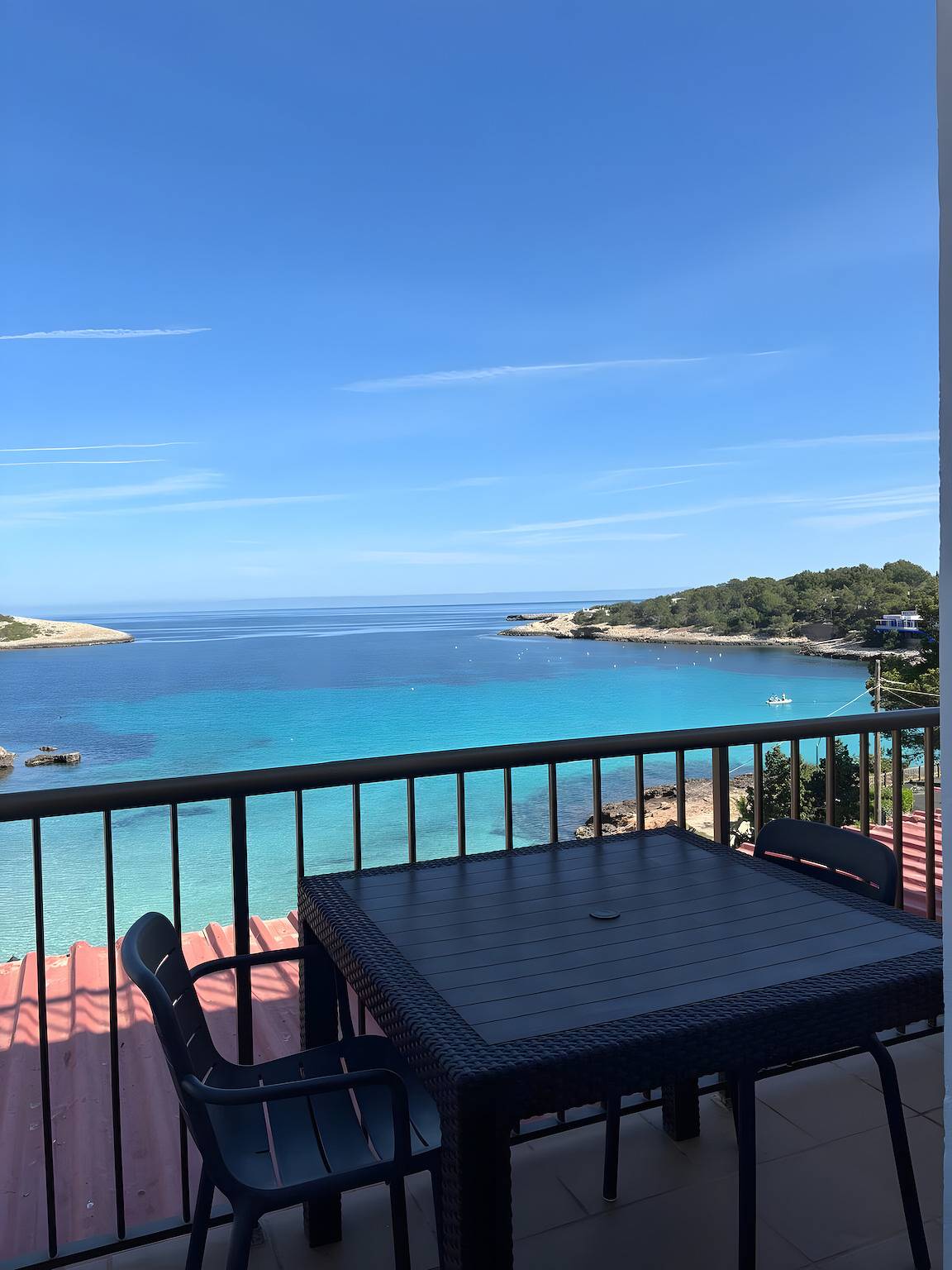 Appartement dans un hôtel '5personas Vista Mar' avec vue sur la mer, Wi-Fi et climatisation in S'Arenal Petit, Sant Joan de Labritja