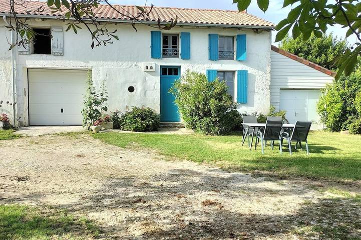 Location de vacances pour 6 personnes, avec Jardin à Antezant-la-Chapelle