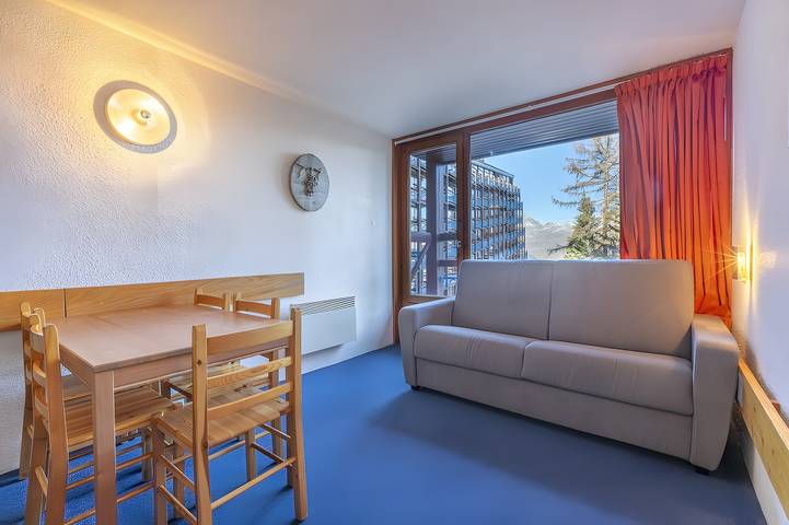 Entire studio, Studio Apartment "Lauzieres 10 Arc" with Balcony & Wi-Fi in Arc 1800, Bourg-Saint-Maurice
