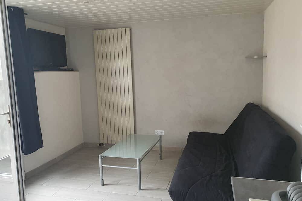 Entire apartment, Rental T1 30m2 with Terrace in Brem Sur Mer: 2km from the beach in Brem-sur-Mer, Loire Valley