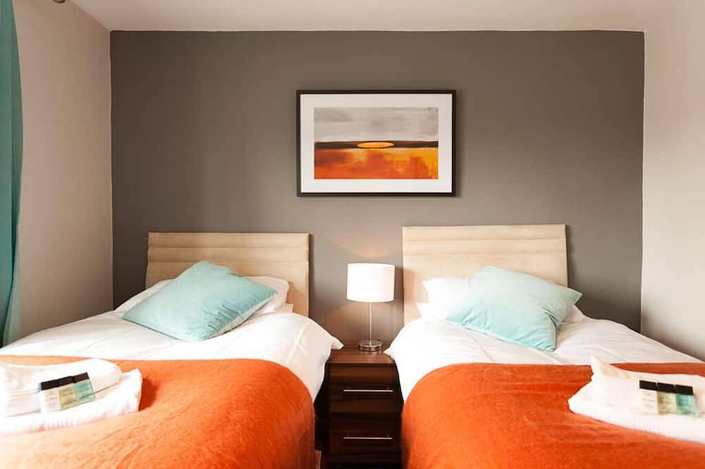 Comfortable contractor/family house Gatwick: sleeps 6+ in Crawley, West Sussex