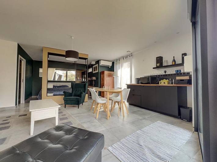 Gîte pour 2 personnes, avec piscine et jacuzzi ainsi que jardin et sauna dans Courcelles-Sapicourt