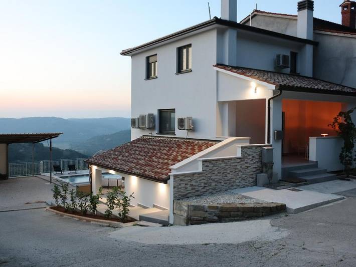 Ferienhaus für 4 Personen, mit Pool und Ausblick sowie Garten