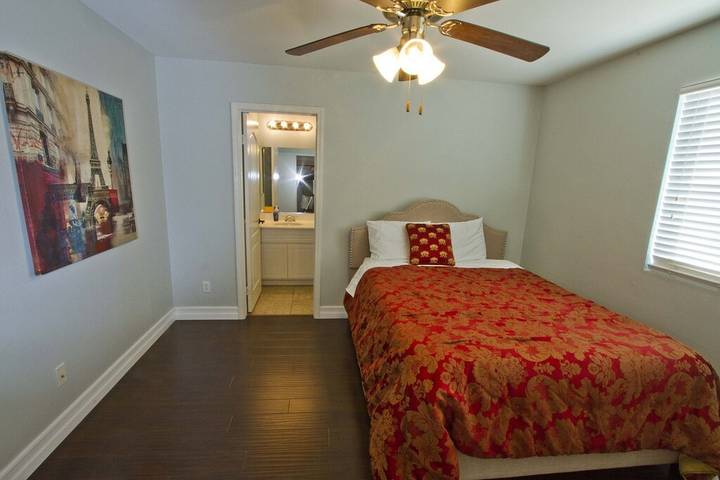 Vacation rental for 12 people, with yard in Temecula City