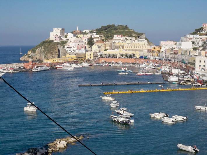Location de vacances pour 2 personnes, avec vue ainsi que terrasse et jardin à Ponza - 2