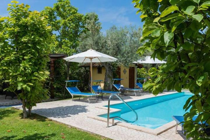 Location de vacances pour 6 personnes, avec Balcon ainsi que Jardin et Piscine à Fara in Sabina