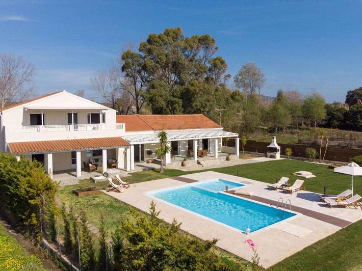Villa pour 10 personnes, avec piscine ainsi que jardin et bassin pour enfant