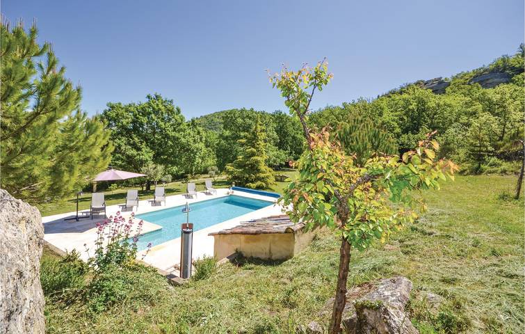 Location de vacances pour 6 personnes, avec piscine ainsi que terrasse et jardin, animaux acceptés à Apt - 4