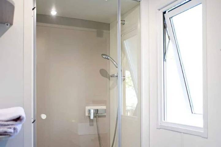 Mobilheim für 4 Personen mit Terrasse und Rollstuhlgerecht in Lissac-sur-Couze, Brive-la-Gaillarde und Umgebung
