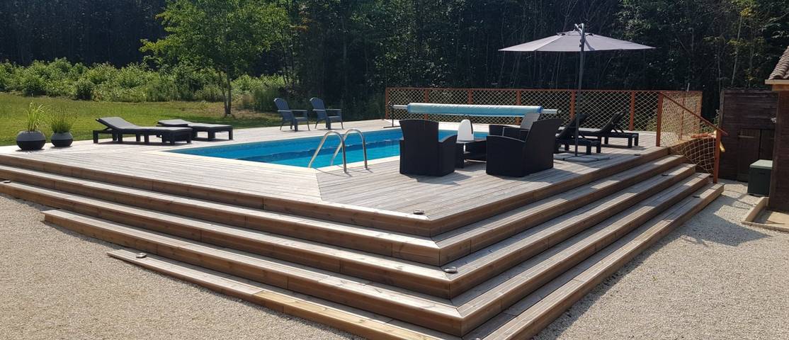 Gîte pour 4 personnes, avec jacuzzi et jardin ainsi que piscine et terrasse à Lalinde
