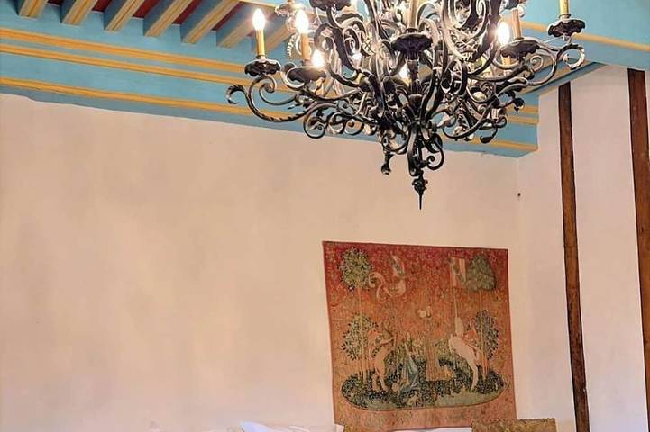 Ce magnifique château spacieux peut accueillir 23 personnes 10 chambre in Saint-Sornin-Lavolps, Région de Brive-la-Gaillarde