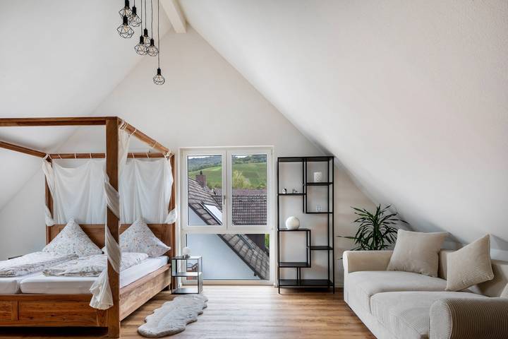 Ganze Wohnung, Ferienhaus Ebringen" mit privater Terrasse, Balkon und Wlan in Ebringen, Südschwarzwald