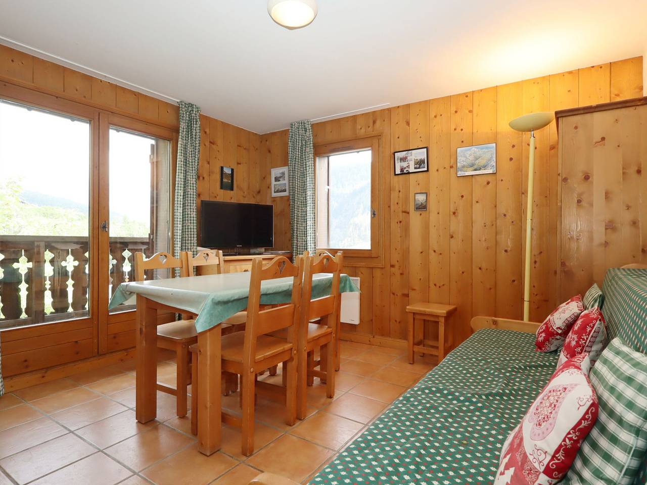 Entire apartment, 3-room apartment for 6 with balcony and parking in Les Houches in Les Houches, Massif du Mont-Blanc