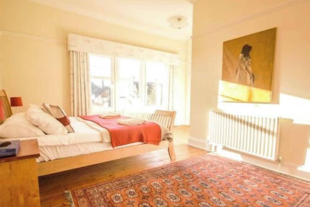 Spacious 5 bedroom Southwold home, all en-suite, close to pier and town in Southwold, Waveney District