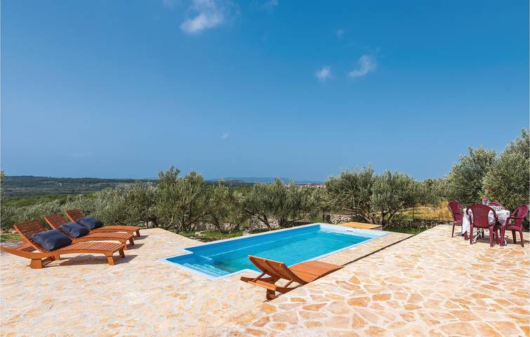 Gemütliche Ferienwohnung mit Pool, WLAN und Terrasse in Küstennähe in Sibenik, Šibenik-Knin