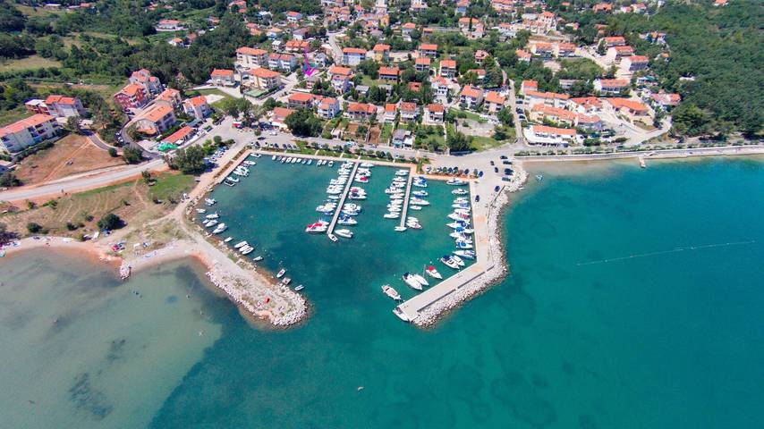 Ganze Wohnung, Apartment Nidisa - 90 m vom Meer, Stadtzentrum, privater Parkplatz, Terrasse, Balkon in Čižići, Krk