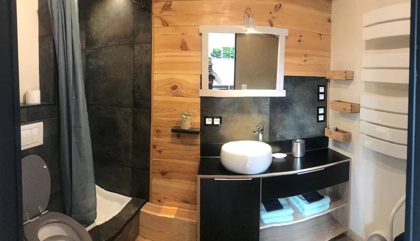 Gîte pour 2 personnes avec terrasse in Lajoux, Parc naturel régional du Haut-Jura