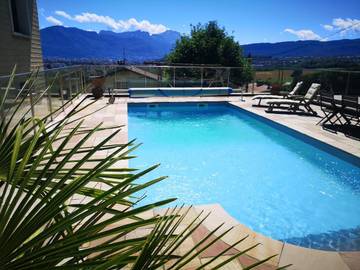 Gîte pour 2 personnes, avec jardin ainsi que vue et piscine à Poisy