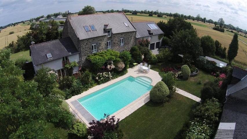 Gîte pour 4 personnes, avec vue et terrasse ainsi que jardin et piscine à La Fresnais - 2