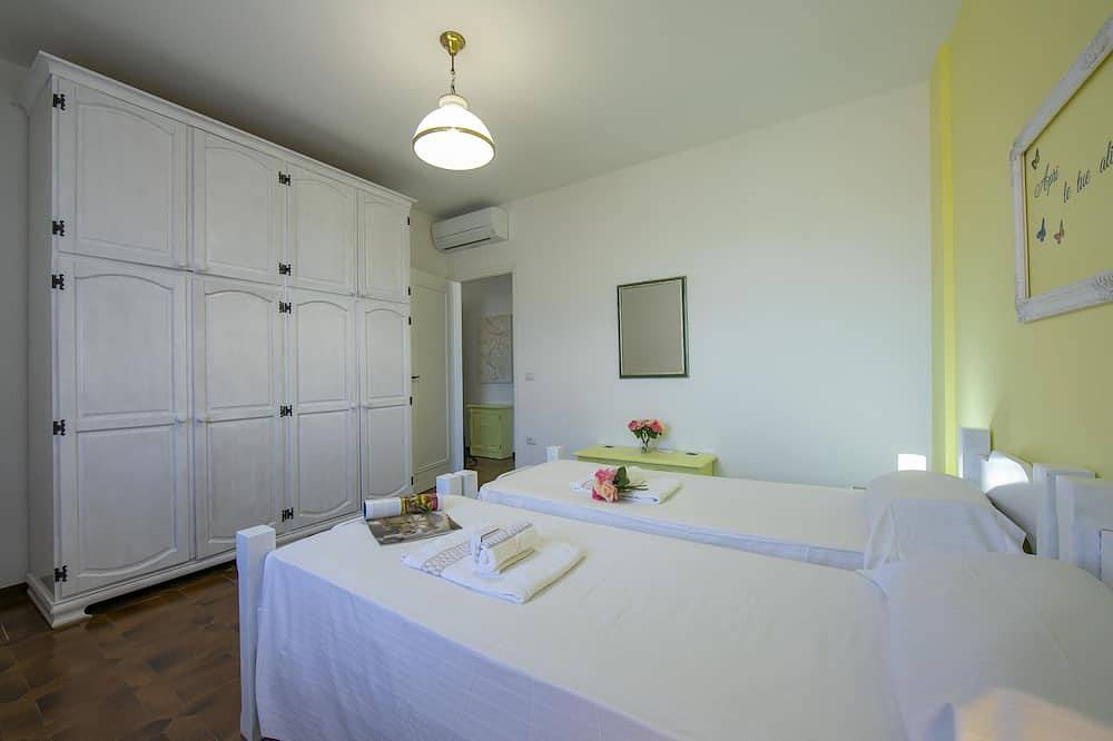 Ganze Wohnung, Villa Fiorita - Apt 4 - Mimosa, Sirmione, Italy in Colombare, Sirmione