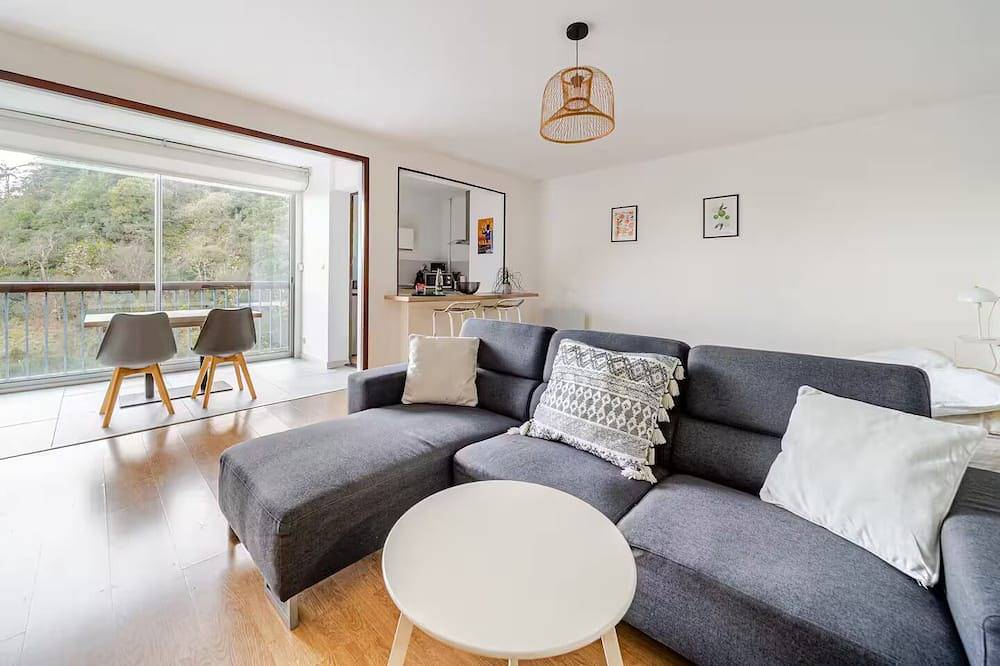 Entire apartment, Superb studio with river access and private square in Vals-les-Bains, Parc naturel régional des Monts d'Ardèche