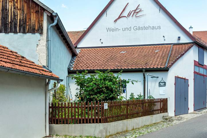 Chambre 'Lutz - Zimmer 3' avec Terrasse partagée, Jardin partagé et Wi-Fi in Iphofen, Région viticole de Franconie