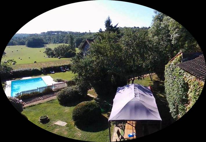Gîte pour 15 personnes, avec jardin ainsi que terrasse et piscine, animaux acceptés à Veyrines-de-Vergt