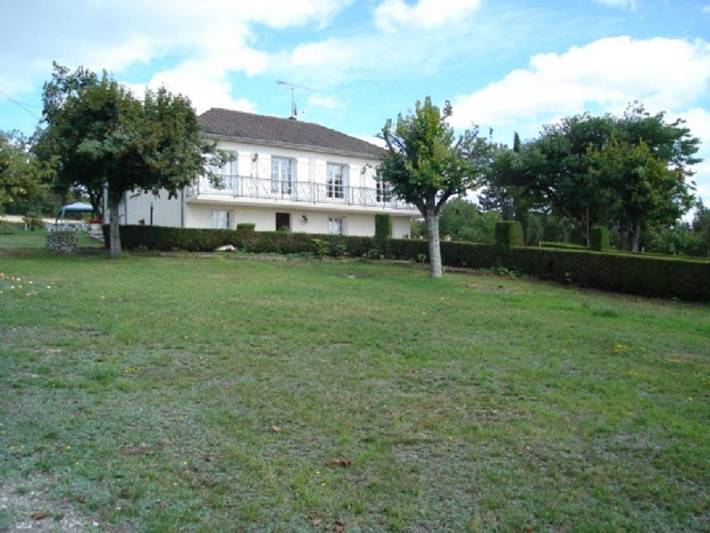 Gîte pour 4 personnes, avec vue et jardin à Mensignac