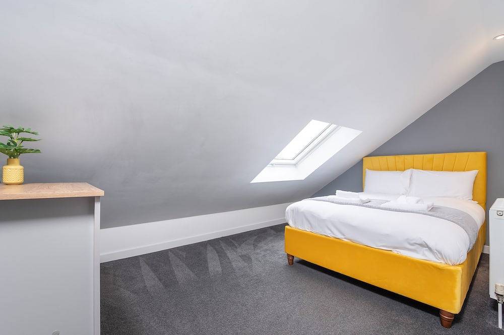 🔥30% Off 28+ nights stays - Large 4 bedroom close to town w/Parking🔥 in Peterborough