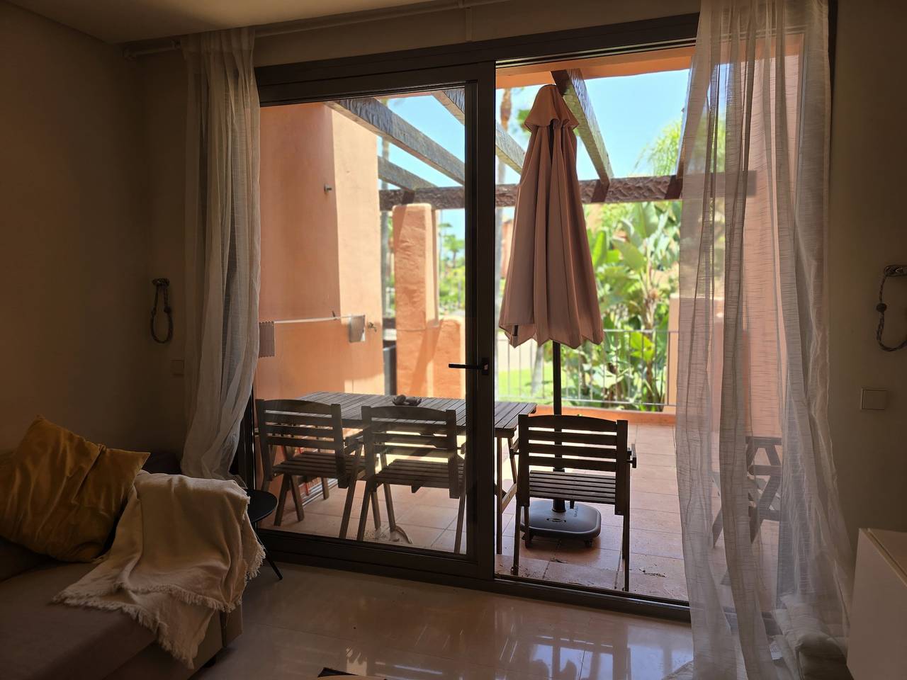 Geheel appartement, Appartement 'Reem' met gedeeld zwembad, wifi en airconditioning in La Resina, Estepona