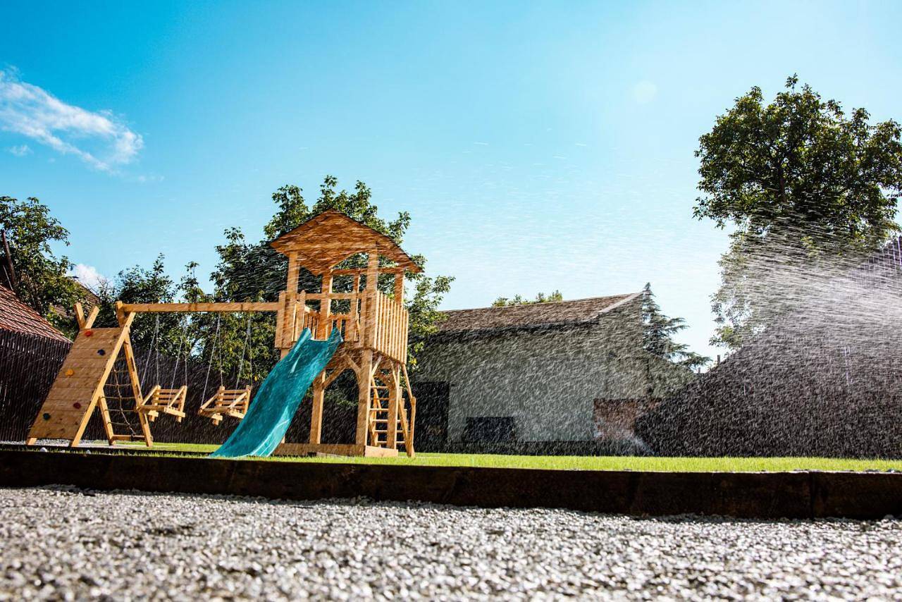 Appartement entier, Flh - Citadel Garden - Casă cu Curte și Parcare Privată lângă Cetatea Alba Carolina - Loc de Joacă și Ciubăr in Alba Iulia