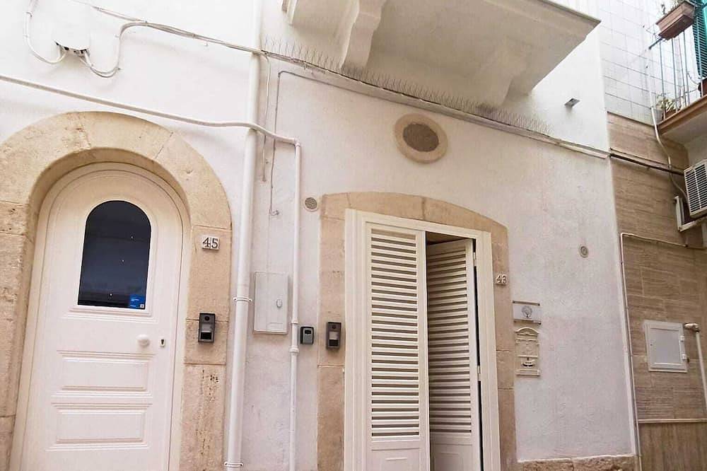Puglia Holiday Home, 10 minutes away from Polignano a mare.  Newly renovated in Mola di Bari, Provincia di Bari