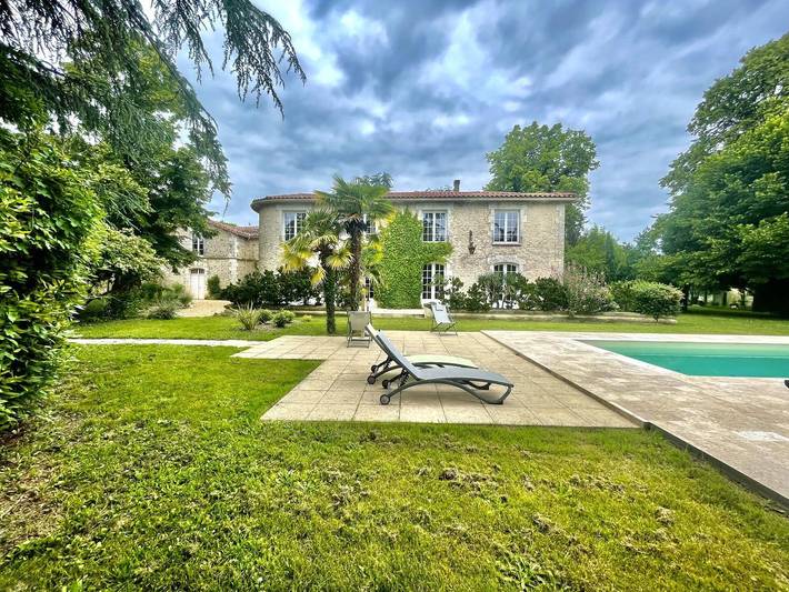 Gîte pour 10 personnes, avec piscine ainsi que terrasse et jardin