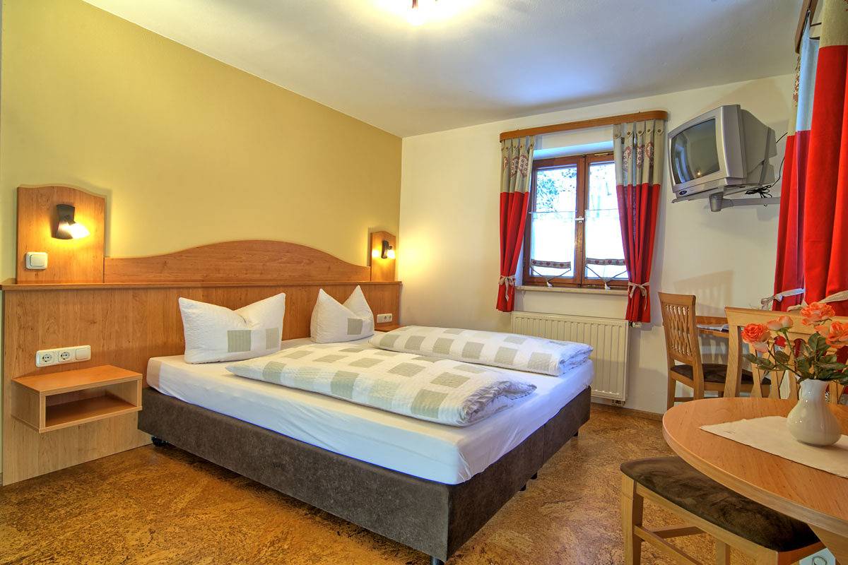 Gästehaus Achental - Einzelzimmer neu mit Terrasse in Berchtesgaden, Berchtesgadener Alpen