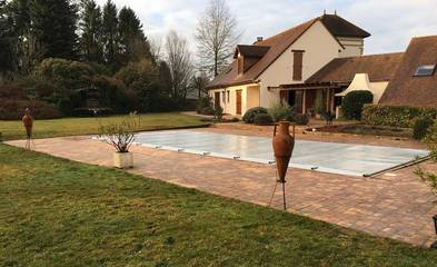 Gîte pour 14 personnes, avec jardin et vue ainsi que terrasse et piscine à Saint-Vallier (Saône-et-Loire)