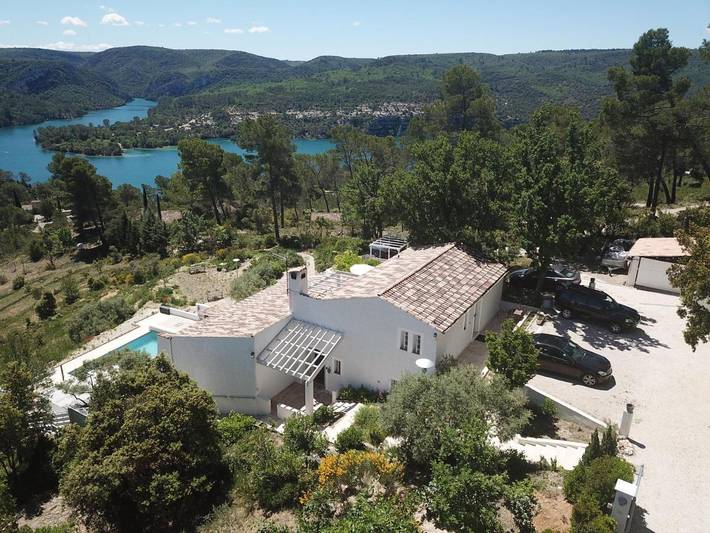 Gîte pour 3 personnes, avec vue sur le lac et jardin ainsi que vue et piscine à Esparron-de-Verdon