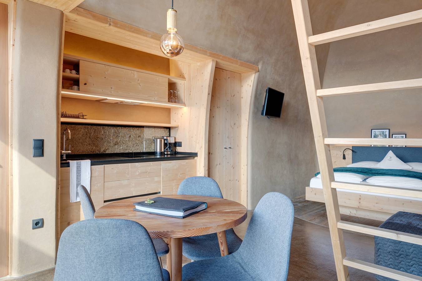 Estudio entero, Estudio 'Pabellón Tierra' con vistas a la montaña, terraza compartida y Wi-Fi in Velturno, Dolomiti Superski