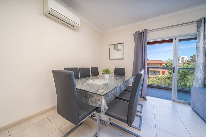 Apartamento entero, Apartamento 'Paraíso Da Rocha' con vistas a la montaña, Wi-Fi y aire acondicionado in Praia da Rocha, Portimão