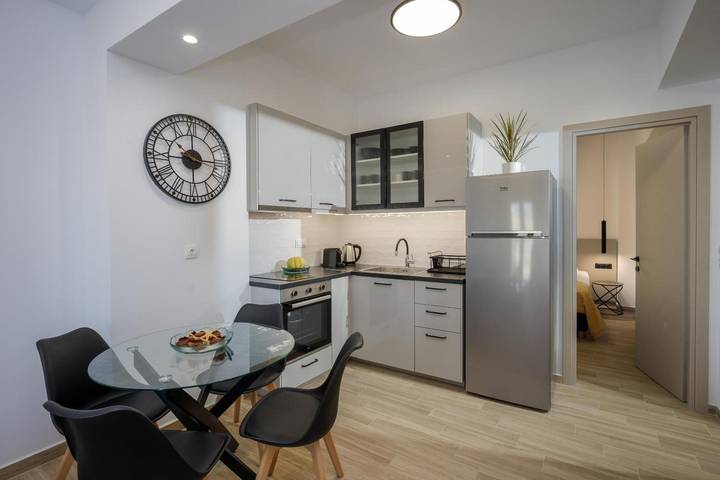 Appartement entier, Appartement 'Polisher' avec terrasse partagée, Wi-Fi et climatisation in Région d'Iraklio-Héraklion