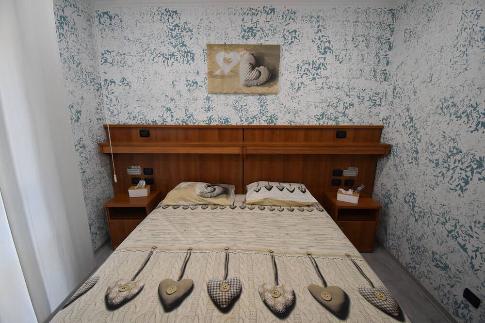 Room Nichy in Casal Morena, Rome