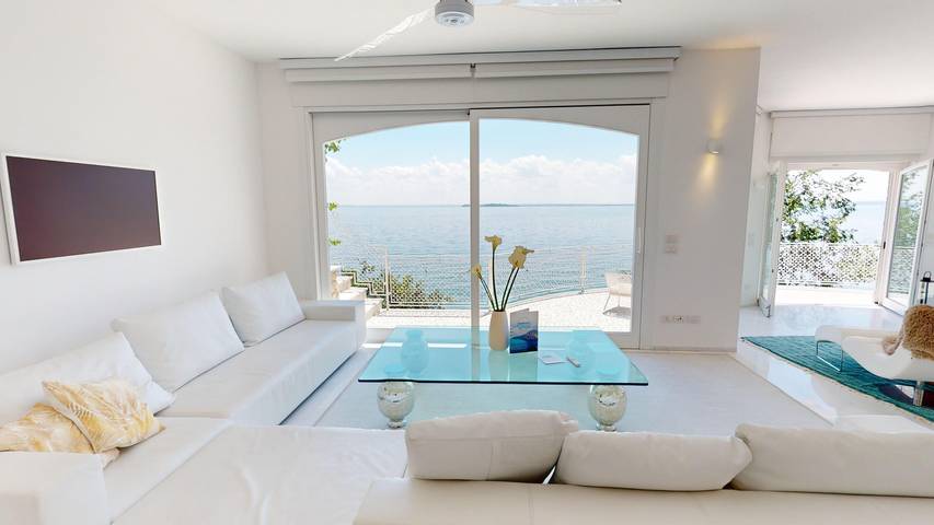 Villa für 8 Personen, mit Sauna und Pool sowie Garten und Seeblick, mit Haustier